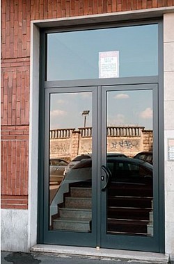 Portone a 2 ante con vetri visarm, generalmente istallato a negozi e condomini.