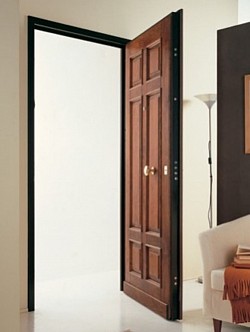 Portone blindato con pannello bugnato effetto legno.