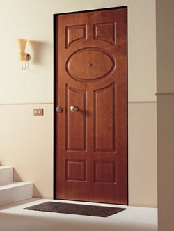Portone blindato con pannello bugnato effetto legno.