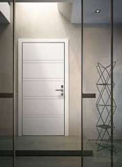 Portone blindato con pannello bugnato effetto legno bianco.