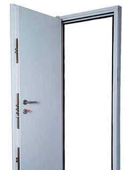 Portone blindato con pannello liscio bianco.