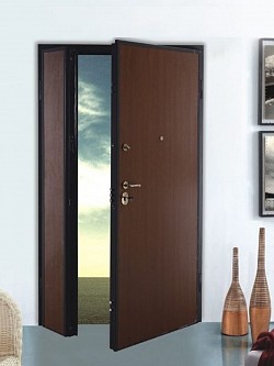 Portone blindato con pannello liscio effetto legno.